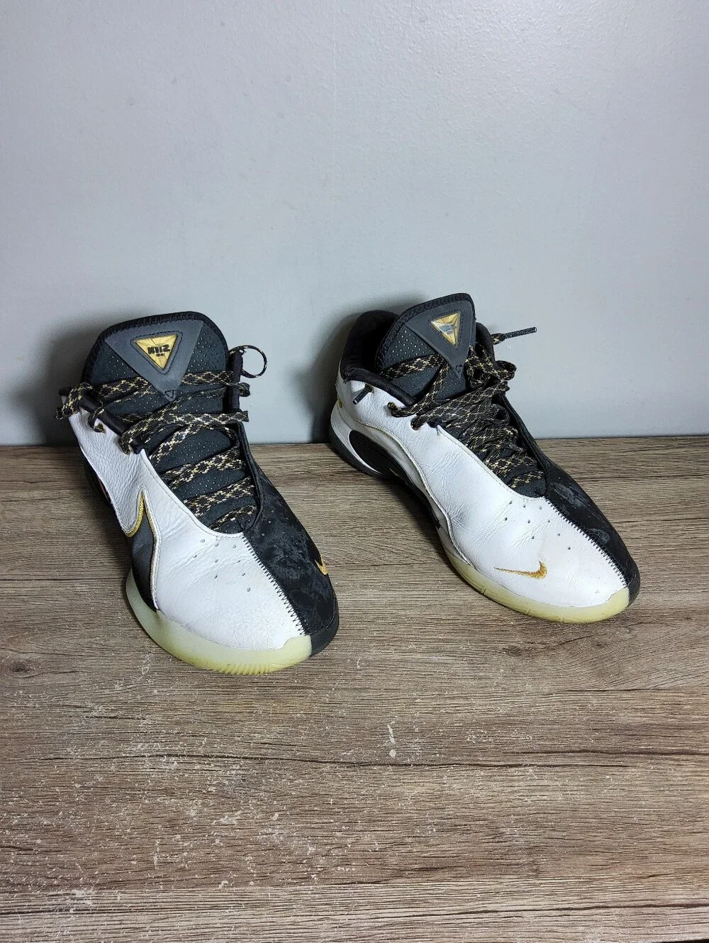 Size 9.5 Nike LeBron XXII ‘Mogul’ White Black Gold